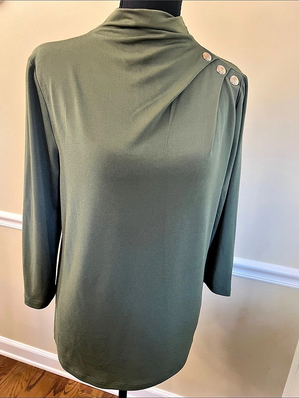 Cable & Gauge Olive Button Shoulder Tunic Size Medium Like New